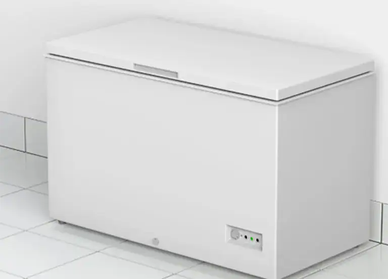Commercial cold storage chest featuring advanced CO2 refrigeration technology, ideal for chain factories and food preservation facilities.